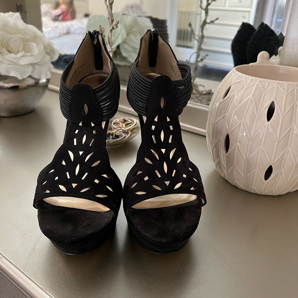 BEAUTIFUL IGC WEDGED HEEL!